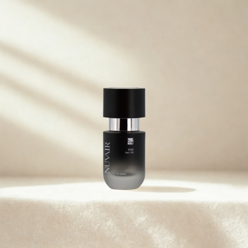 還在擔心髮油厚重、黏膩、吹不乾嗎？ NUVAIR 晨露玫瑰賦活油，以輕盈質地與玫瑰精萃帶來截然不同的呵護體驗—— 讓每一縷髮絲，都閃耀柔順與高雅的光澤。